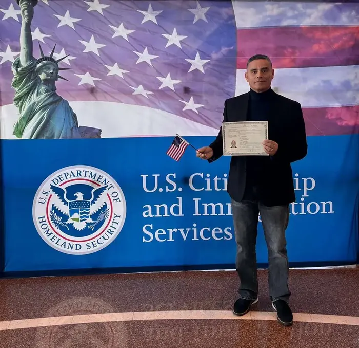 Cliente celebrando ciudadanía americana ante USCIS