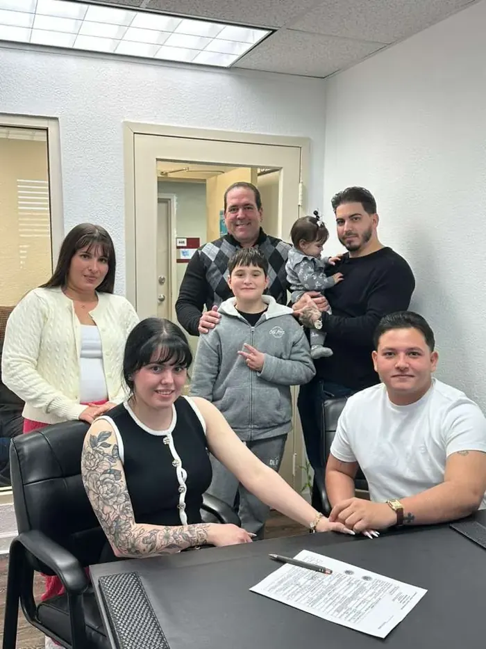 Familia joven celebrando su matrimonio civil en MSAT