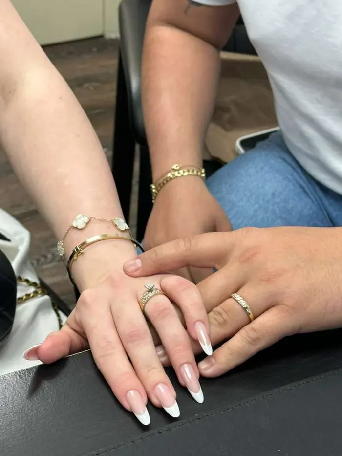 Manos con anillos de matrimonio intercambiados en MSAT