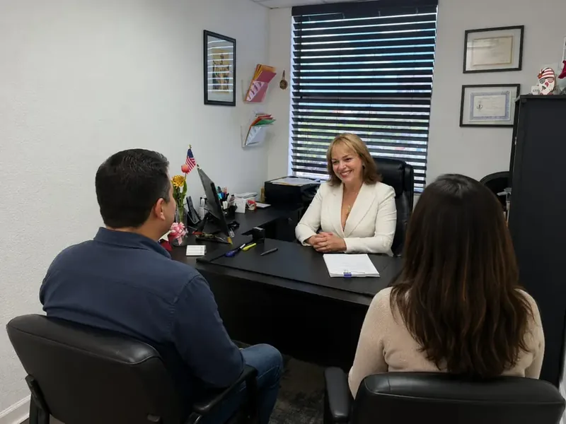 Mayra Sosa atendiendo a clientes
